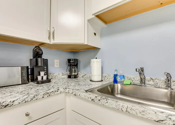 Walk To Beaches & Gulf: Indian Rocks Duplex! Apartment