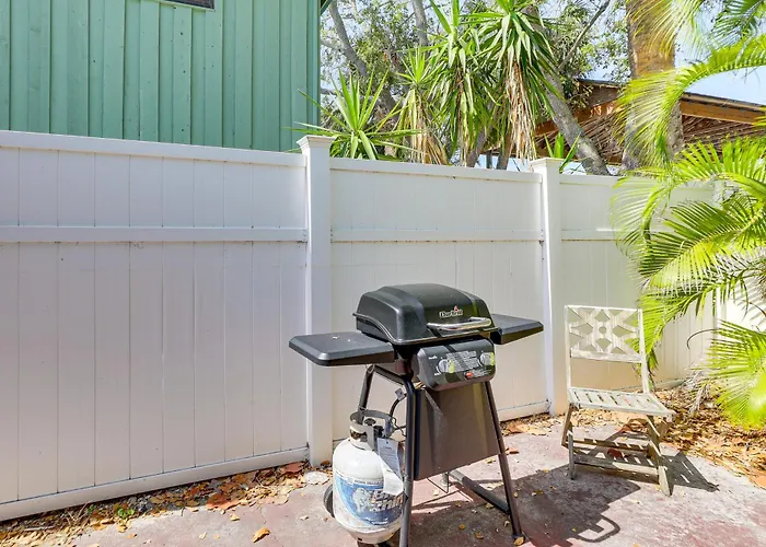 Walk To Beaches & Gulf: Indian Rocks Duplex! *