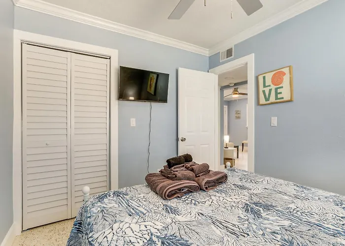 Walk To Beaches & Gulf: Indian Rocks Duplex! Clearwater Beach