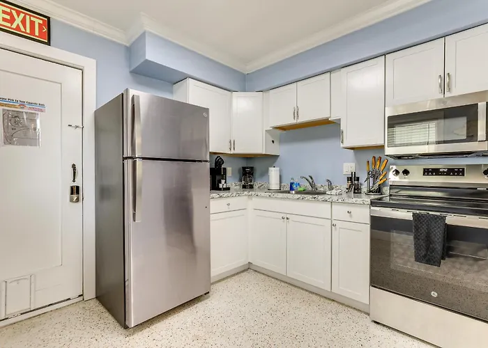 Walk To Beaches & Gulf: Indian Rocks Duplex! * Clearwater Beach