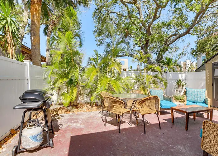 Walk To Beaches & Gulf: Indian Rocks Duplex! Apartment