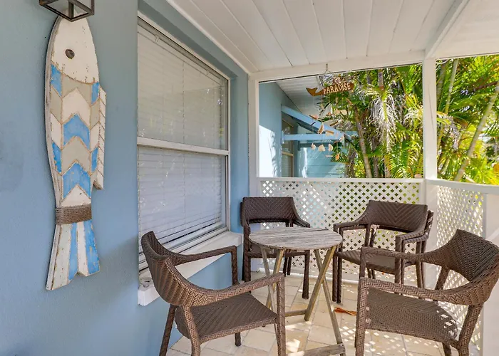 Walk To Beaches & Gulf: Indian Rocks Duplex! Apartment *