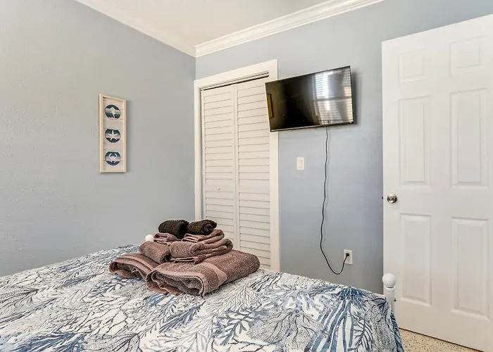 Walk To Beaches & Gulf: Indian Rocks Duplex! * Clearwater Beach
