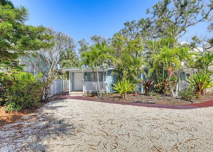 Walk To Beaches & Gulf: Indian Rocks Duplex! Apartment *