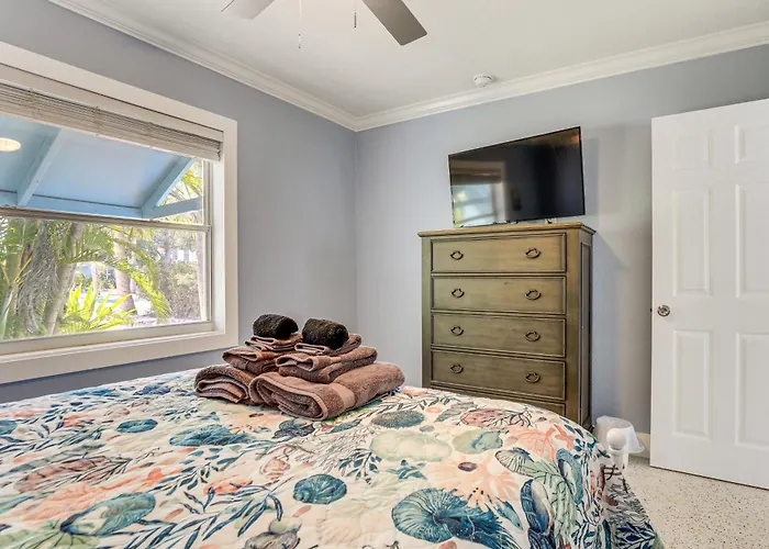 Apartment Walk To Beaches & Gulf: Indian Rocks Duplex! Clearwater Beach