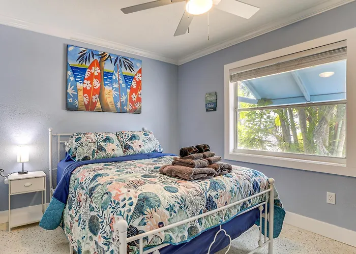 Walk To Beaches & Gulf: Indian Rocks Duplex! * Clearwater Beach