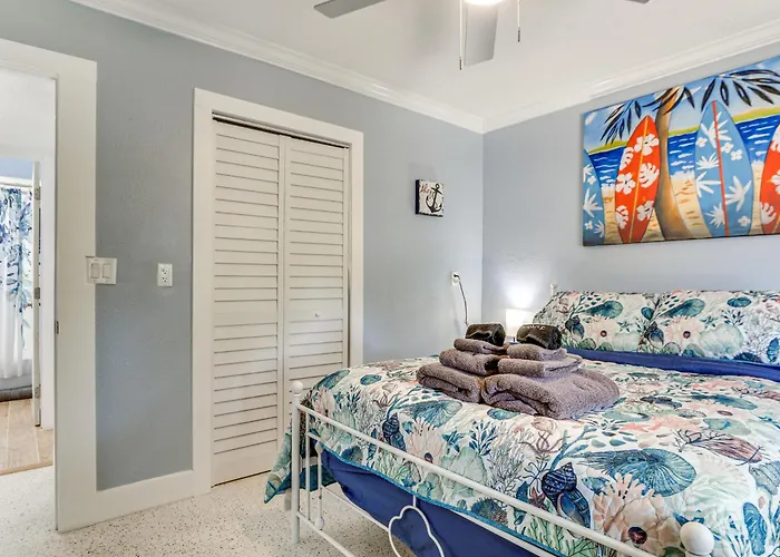 Apartment Walk To Beaches & Gulf: Indian Rocks Duplex!